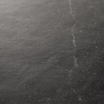 Die Fliese ist dunkelgrau mit einer matten Oberfläche und weist subtile gesprenkelte Muster und eine schwache lineare Marmorieru