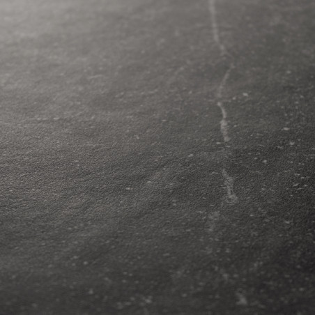 Die Fliese ist dunkelgrau mit einer matten Oberfläche und weist subtile gesprenkelte Muster und eine schwache lineare Marmorieru