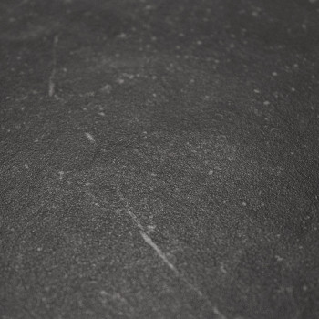 Eine dunkelgraue Fliese weist eine strukturierte Oberfläche mit dezenten weißen Maserungen auf, die ein steinähnliches Aussehen 