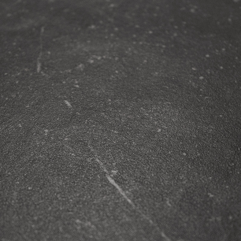 Un carreau gris foncé présente une surface texturée avec de subtiles veines blanches, suggérant un aspect semblable à celui de l