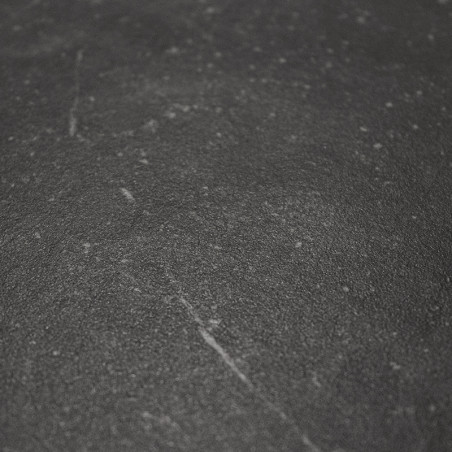 Eine dunkelgraue Fliese weist eine strukturierte Oberfläche mit dezenten weißen Maserungen auf, die ein steinähnliches Aussehen 