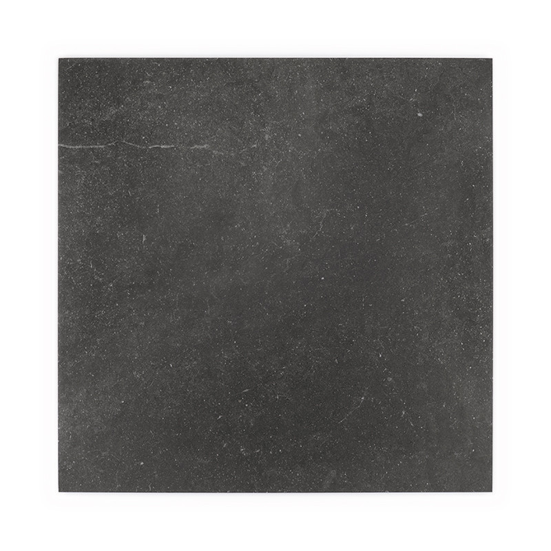 Eine quadratische, dunkle Schieferfliese weist subtile weiße Sprenkel und schwache Linien auf, die an eine natürliche Steinstruk