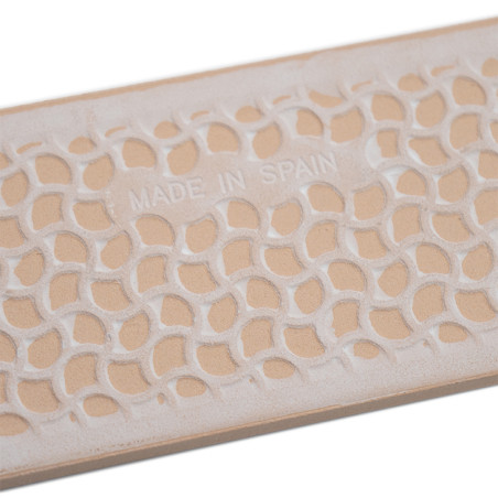 Un carreau rectangulaire présente un motif géométrique texturé et répétitif. Le texte en relief indique « MADE IN SPAIN », avec 