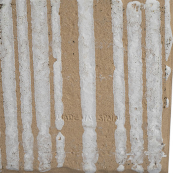 Eine strukturierte braune Fliese weist vertikale weiße Streifen auf, die an Farbtropfen erinnern. Im unteren Bereich ist der Tex