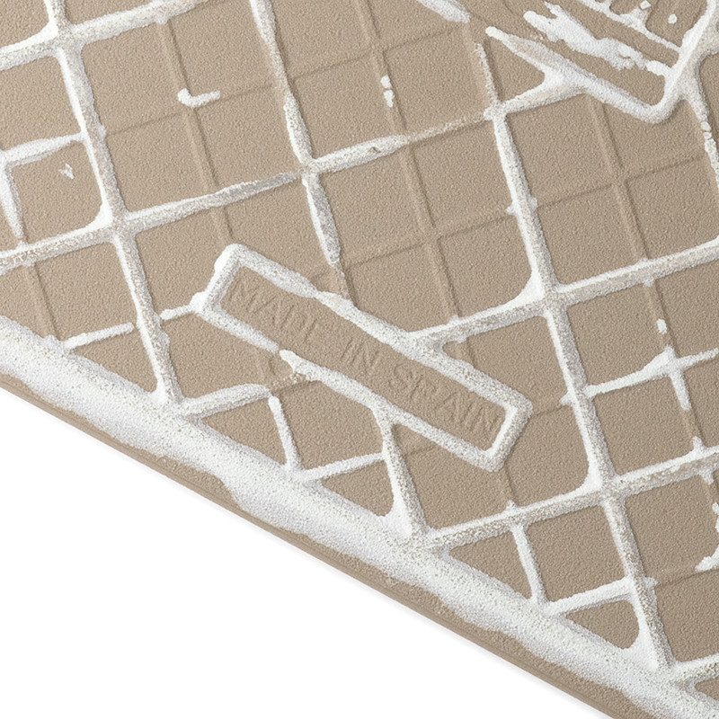 Le carreau marron présente un motif de grille texturé avec des taches blanches irrégulières, disposées en diagonale. « MADE IN S