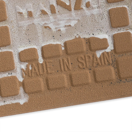 Quadratische, strukturierte Keramikfliesen zeigen die Worte „MADE IN SPAIN“ in eingerückten Buchstaben, teilweise bedeckt von Re