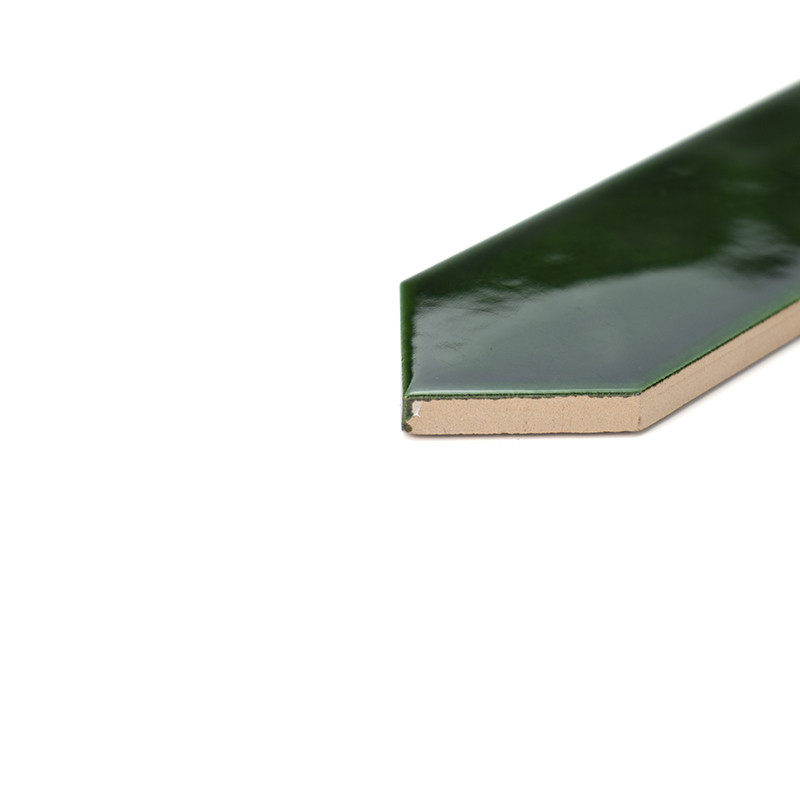 Um ladrilho plano, verde e brilhante com borda chanfrada repousa sobre um fundo branco, destacando sua superfície lisa e reflexi
