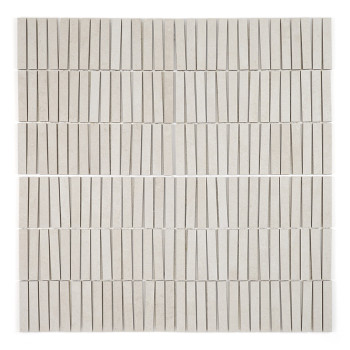 Les carreaux blancs rectangulaires et effilés sont disposés selon un motif de grille, chaque rangée étant subtilement décalée, c