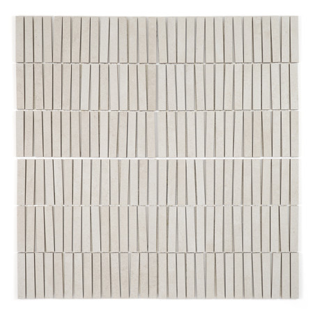 Les carreaux beiges rectangulaires alignés verticalement forment un motif en grille. Les carreaux étroits sont uniformément espa