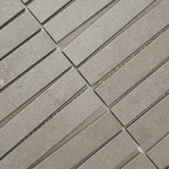 Rechthoekige, lichtgrijze tegels zijn in parallelle rijen uitgelijnd, waardoor een rasterpatroon ontstaat. Ze zijn gelijkmatig v