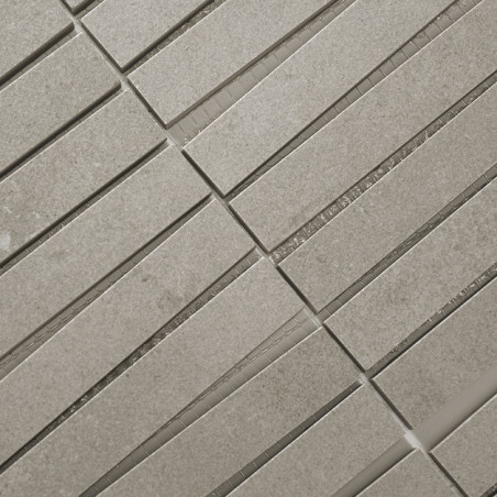 Rechthoekige, lichtgrijze tegels zijn in parallelle rijen uitgelijnd, waardoor een rasterpatroon ontstaat. Ze zijn gelijkmatig v