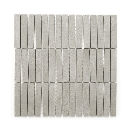 Rechteckige graue Fliesen, die in einem versetzten Muster angeordnet sind, bilden ein quadratisches Mosaik und schaffen eine str Rechteckige graue Fliesen, die in einem versetzten Muster angeordnet sind, bilden ein quadratisches Mosaik und schaffen eine str