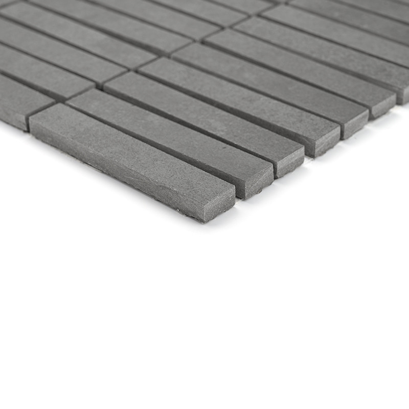 Les carreaux gris rectangulaires sont disposés selon un motif parallèle et décalé, formant une surface moderne et homogène. Les 
