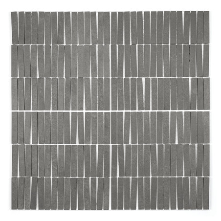 Rechthoekige grijze tegels, uitgelijnd in verticale rijen, creëren een uniform, gestructureerd patroon tegen een witte achtergro