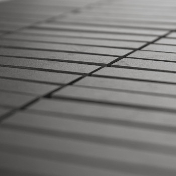 Grijze keramische tegels zijn gerangschikt in uniforme parallelle lijnen, waardoor een rasterpatroon ontstaat. Het perspectief b