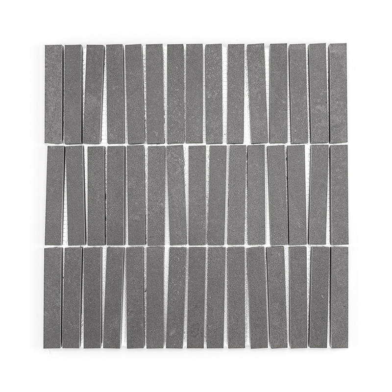 Rechthoekige grijze tegels zijn verticaal gerangschikt in rijen op gelijke afstand van elkaar en vormen een rasterpatroon op een