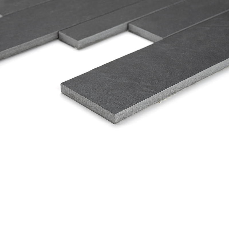 Les carreaux rectangulaires gris foncé sont partiellement empilés, s'étendant en diagonale sur un fond blanc uni, créant une app