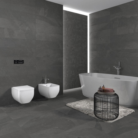 Een moderne badkamer is voorzien van een groot wit bad grenzend aan een donkere stenen muur, met een ronde draadtafel op een vlo Een moderne badkamer is voorzien van een groot wit bad grenzend aan een donkere stenen muur, met een ronde draadtafel op een vlo