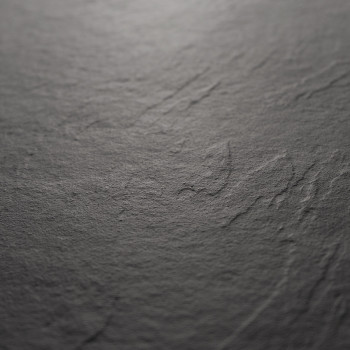 Um ladrilho de pedra escura e texturizada exibe ranhuras naturais e variações sutis de tom, evocando uma superfície robusta seme