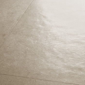 Beigefarbene Keramikfliesen liegen auf einer ebenen Fläche, weisen eine glatte, leicht strukturierte Oberfläche auf und sorgen f