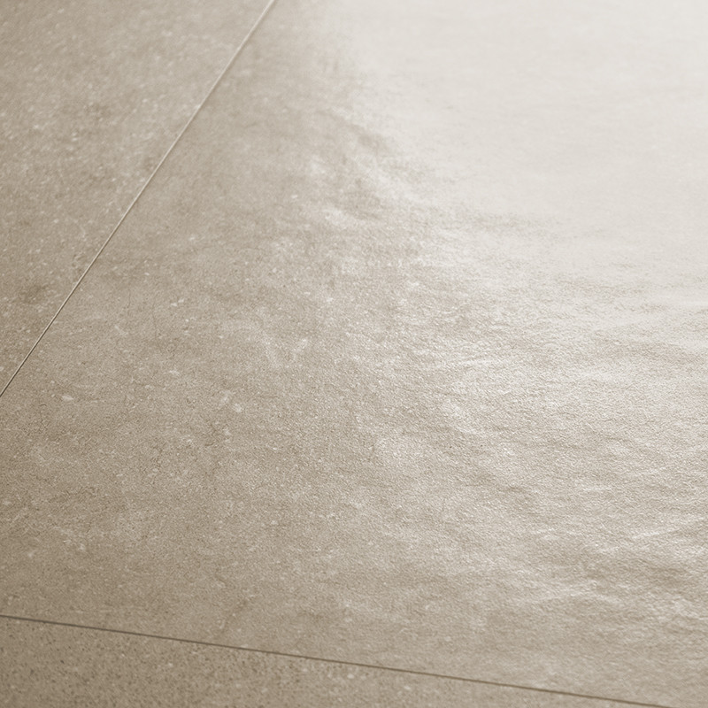 Los azulejos de cerámica beige se encuentran sobre una superficie plana, mostrando un acabado suave y ligeramente texturizado y 