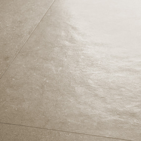 Beigefarbene Keramikfliesen liegen auf einer ebenen Fläche, weisen eine glatte, leicht strukturierte Oberfläche auf und sorgen f