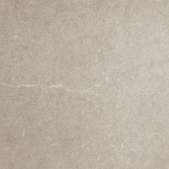 Eine glatte, beige Fliese mit dezentem Marmormuster und mattem Finish. Der Kontext lässt auf eine neutrale, minimalistische Inne