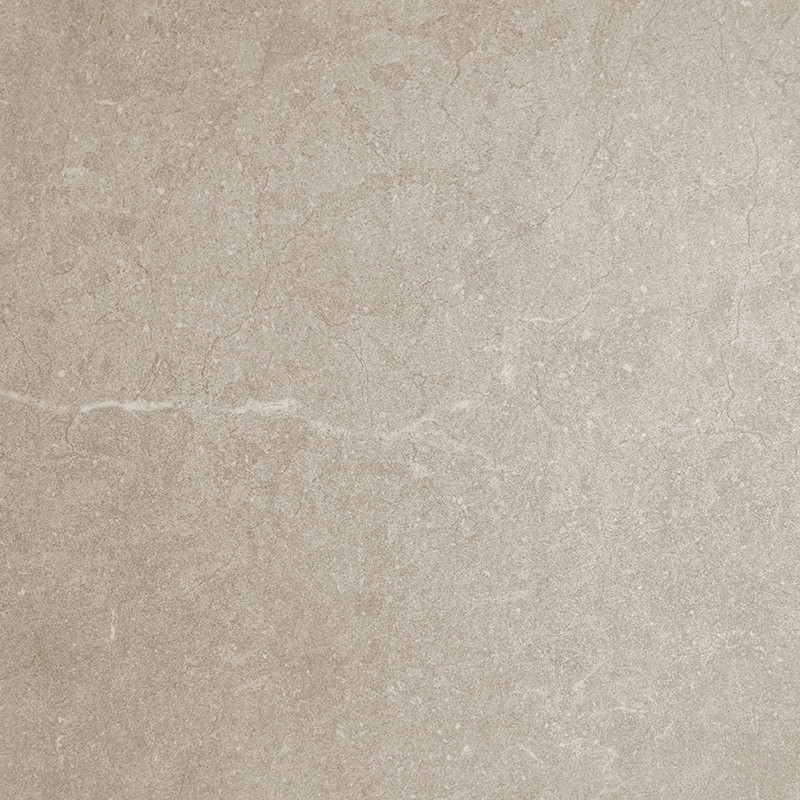 Un azulejo liso de color beige con sutiles patrones jaspeados y con un acabado mate. El contexto sugiere un ambiente interior ne