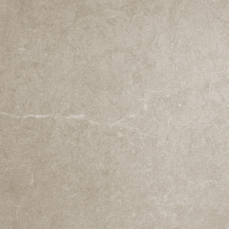 Eine glatte, beige Fliese mit dezentem Marmormuster und mattem Finish. Der Kontext lässt auf eine neutrale, minimalistische Inne