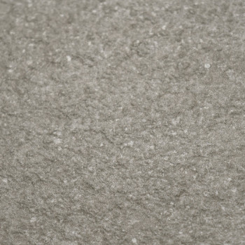 Graue Fliesen mit rauer Struktur, die an Naturstein erinnern, liegen flach unter diffusem Licht. Die unebene Oberfläche vermitte