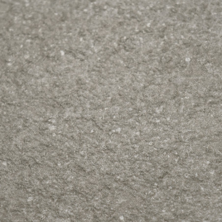 Graue Fliesen mit rauer Struktur, die an Naturstein erinnern, liegen flach unter diffusem Licht. Die unebene Oberfläche vermitte