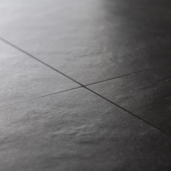 Dunkle Steinfliesen, die in einem Gittermuster angeordnet sind, erzeugen eine glatte, matte Oberfläche mit dezenter Textur und v