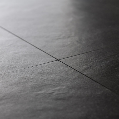 Dunkle Steinfliesen, die in einem Gittermuster angeordnet sind, erzeugen eine glatte, matte Oberfläche mit dezenter Textur und v