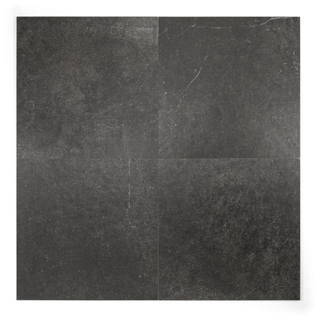 Eine dunkelgraue quadratische Fliese ist in vier Abschnitte mit subtilen Texturen und schwachen weißen Adern unterteilt, die sic