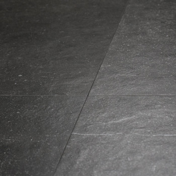 Dunkle Schieferfliesen bilden eine glatte, strukturierte Oberfläche mit subtilen Farbvariationen und schaffen so ein natürliches