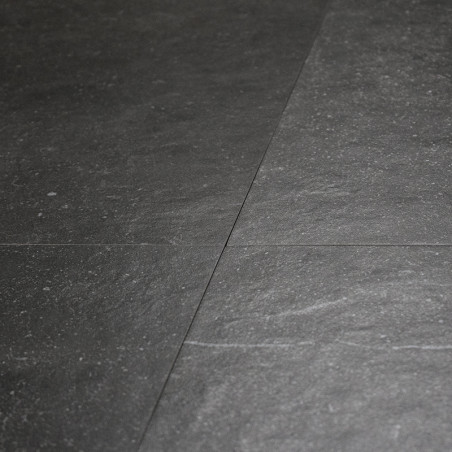 Dunkle Schieferfliesen bilden eine glatte, strukturierte Oberfläche mit subtilen Farbvariationen und schaffen so ein natürliches