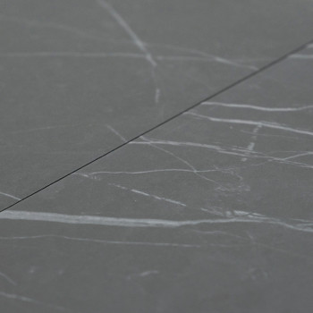 O ladrilho cerâmico cinza apresenta veios brancos sutis, planos, simulando uma textura de pedra em um contexto de piso moderno e