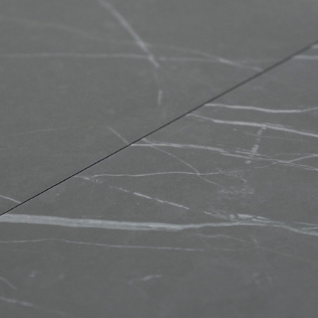 O ladrilho cerâmico cinza apresenta veios brancos sutis, planos, simulando uma textura de pedra em um contexto de piso moderno e O ladrilho cerâmico cinza apresenta veios brancos sutis, planos, simulando uma textura de pedra em um contexto de piso moderno e