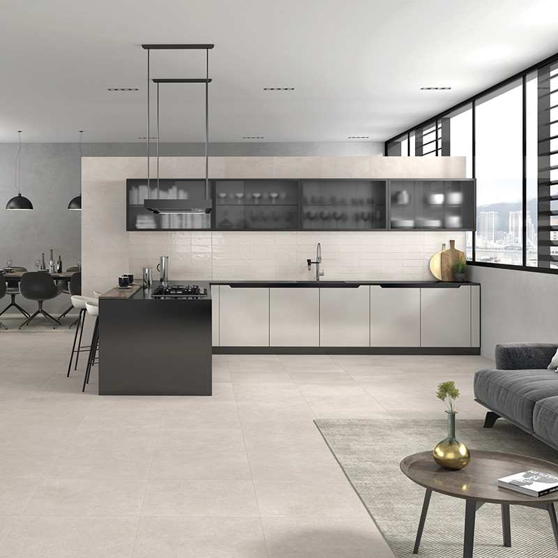 Moderne keuken met strakke kasten en een minimalistische inrichting, met een centraal eiland met daarin een gasfornuis en gootst