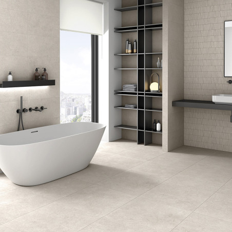 Eine weiße Badewanne steht in einem modernen, minimalistischen Badezimmer mit beigen Fliesen, einem großen Fenster und eleganten Eine weiße Badewanne steht in einem modernen, minimalistischen Badezimmer mit beigen Fliesen, einem großen Fenster und eleganten