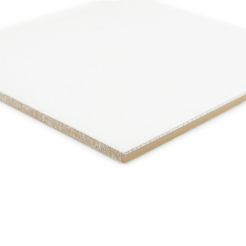 Een vierkante, witte keramische tegel rust op een effen achtergrond, met gladde randen en een matte afwerking, schuin geplaatst 