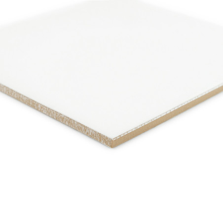 Een vierkante, witte keramische tegel rust op een effen achtergrond, met gladde randen en een matte afwerking, schuin geplaatst 