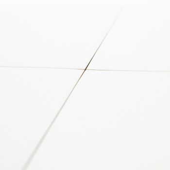 Vier witte tegels komen samen op een centraal punt en vormen een rasterpatroon. Het oppervlak is glad, met zichtbare voegen die 