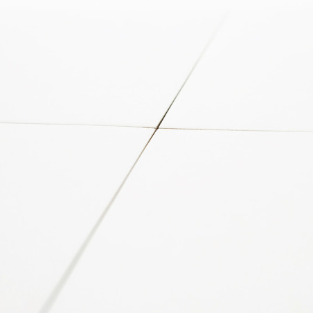 Vier witte tegels komen samen op een centraal punt en vormen een rasterpatroon. Het oppervlak is glad, met zichtbare voegen die 