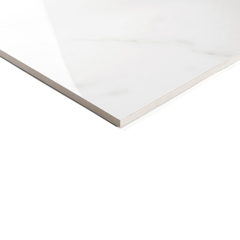 Un carreau de céramique blanc brillant avec de subtiles veines grises repose à plat, coins visibles, sur un fond blanc uni. Aucu