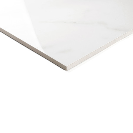 Eine glänzende, weiße Keramikfliese mit dezenter grauer Maserung liegt flach mit sichtbaren Ecken auf einem schlichten weißen Hi Eine glänzende, weiße Keramikfliese mit dezenter grauer Maserung liegt flach mit sichtbaren Ecken auf einem schlichten weißen Hi