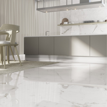 Ein polierter weißer Marmorboden reflektiert das Licht in einer modernen Küche mit eleganten Schränken, minimalistischen Stühlen Ein polierter weißer Marmorboden reflektiert das Licht in einer modernen Küche mit eleganten Schränken, minimalistischen Stühlen