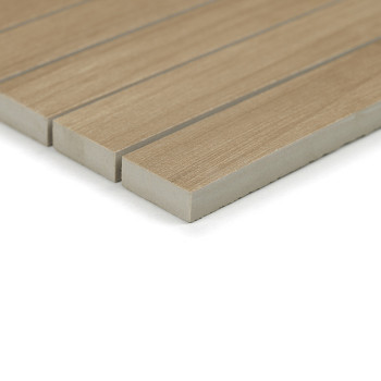 Houten tegelpanelen zijn nauw uitgelijnd en hebben parallelle groeven. Het lichtbruine oppervlak bootst de natuurlijke houtnerf 