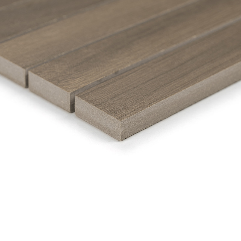 Houten planken liggen horizontaal parallel, waardoor gladde, vlakke oppervlakken en rechte randen zichtbaar zijn. De setting is 