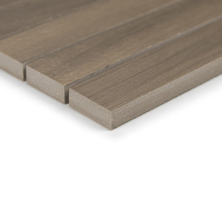 Houten planken liggen horizontaal parallel, waardoor gladde, vlakke oppervlakken en rechte randen zichtbaar zijn. De setting is 